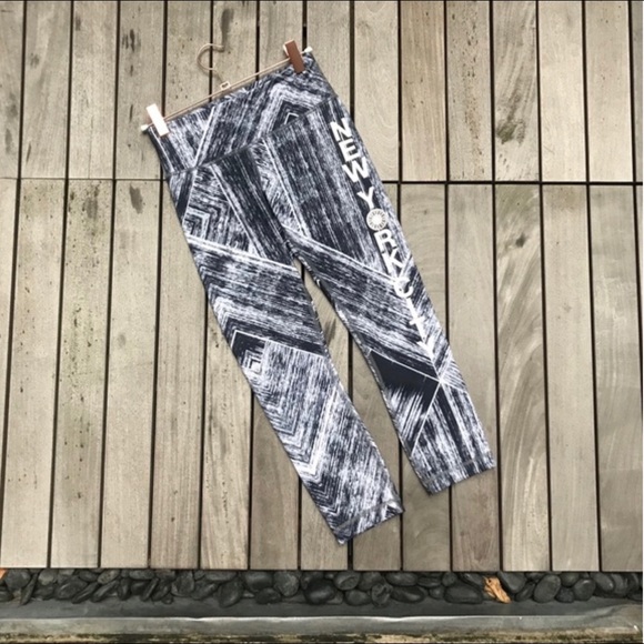 LULULEMON Black & White Print NYC Cropped Legging - Picture 2 of 8